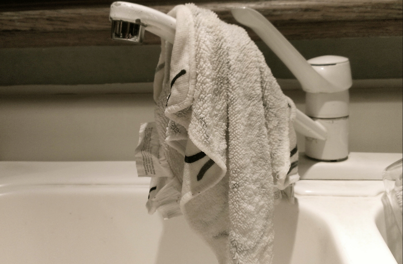 Украли полотенце. Грязное полотенце. Мокрое полотенце. Полотенце висит. Полотенце для крана.